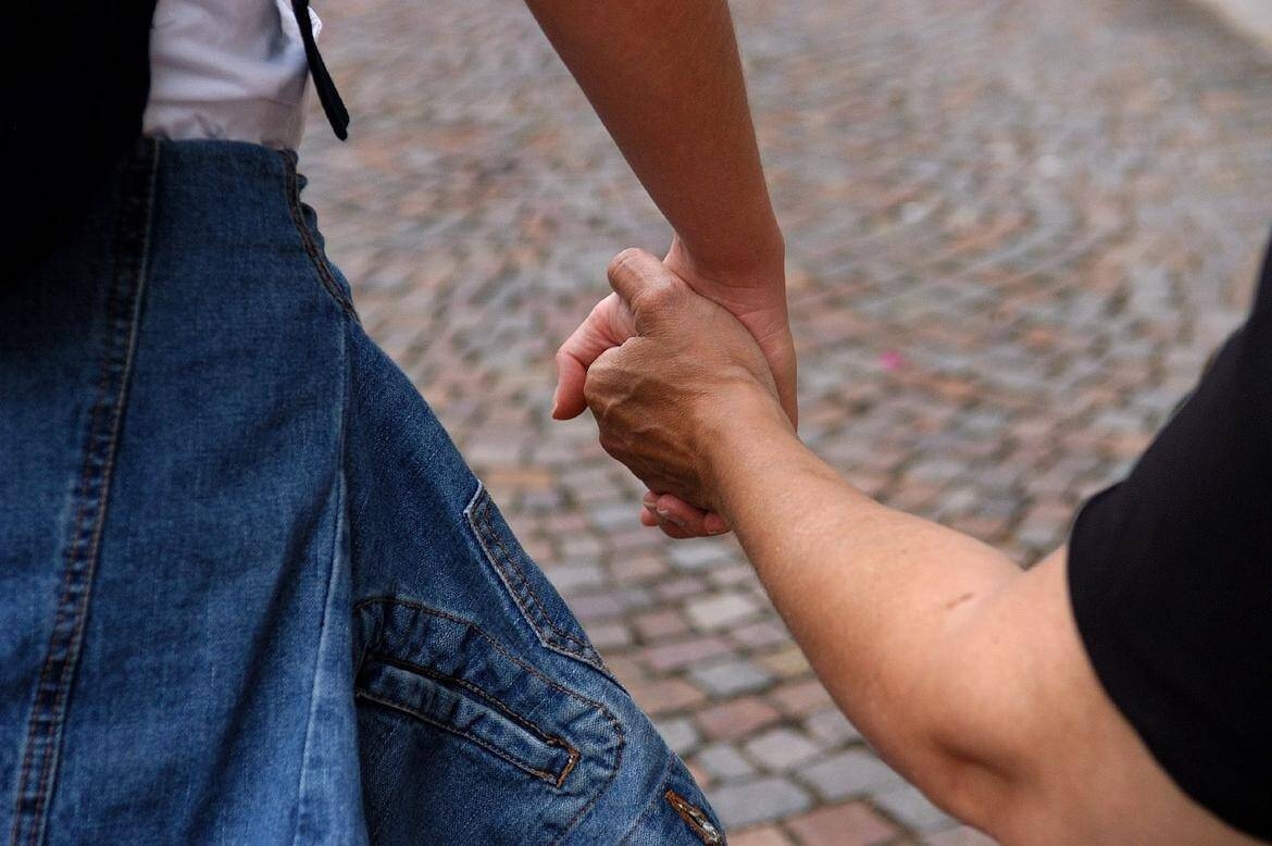 Immagine: mano nella mano