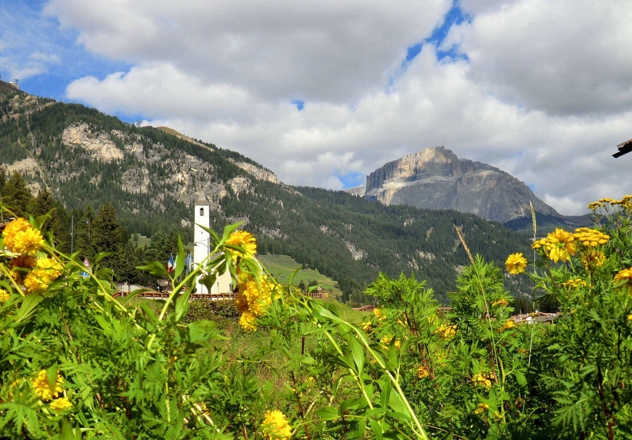 Immagine: panorama_Fassa_Chiesa_Mazzin_settembre