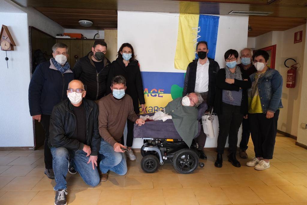 Immagine: Stefania Segnana in visita a Villa Anita il giorno dell'accoglienza a un gruppo di profughi ucraini