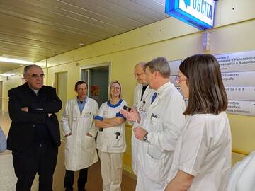 Immagine: visita dell’arcivescovo di Trento al Santa Chiara di Trento